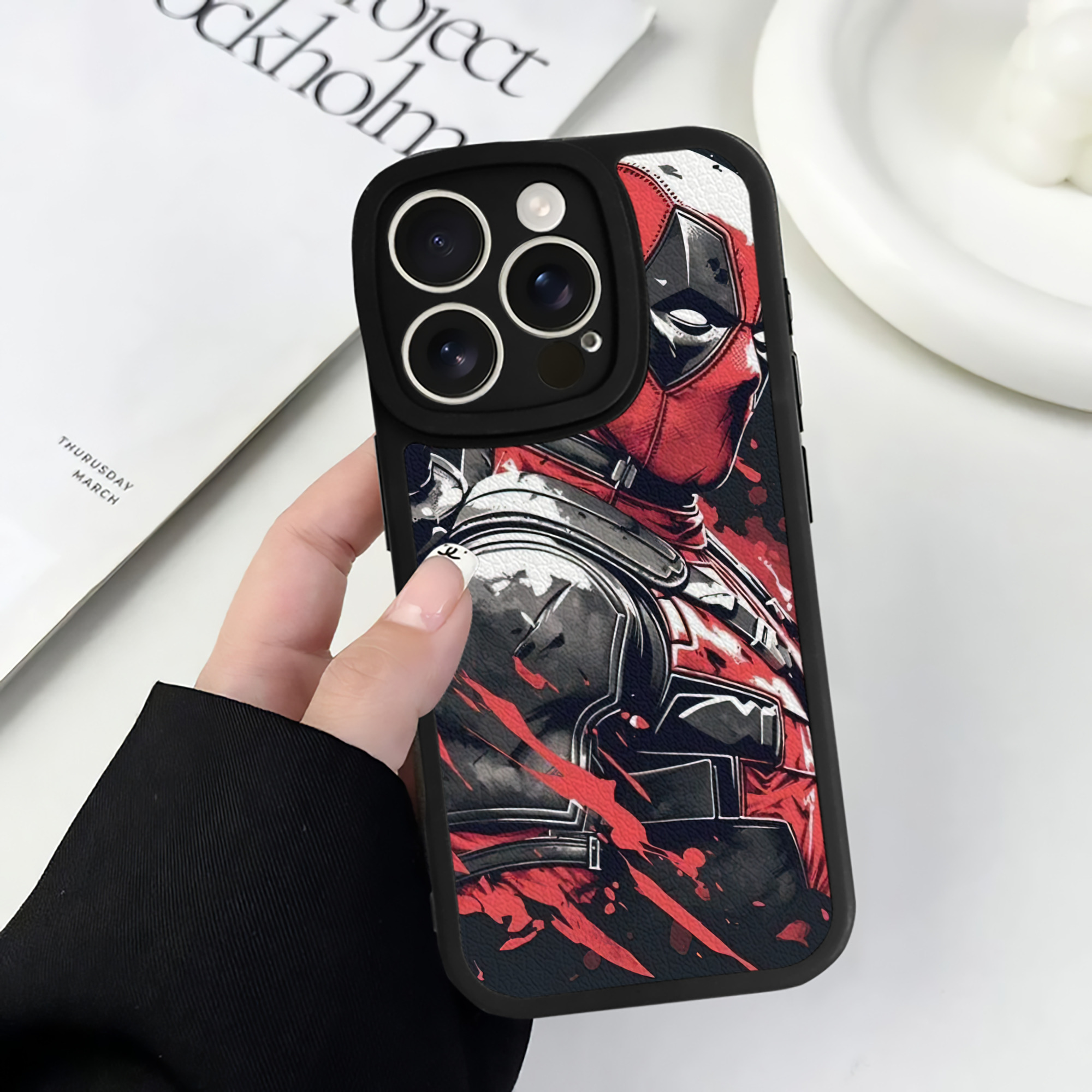 （画像用） Deadpool デッドプール 【iPhone 16シリーズ対応】シリコンスマホケース（レザー調） 材質：シリコン